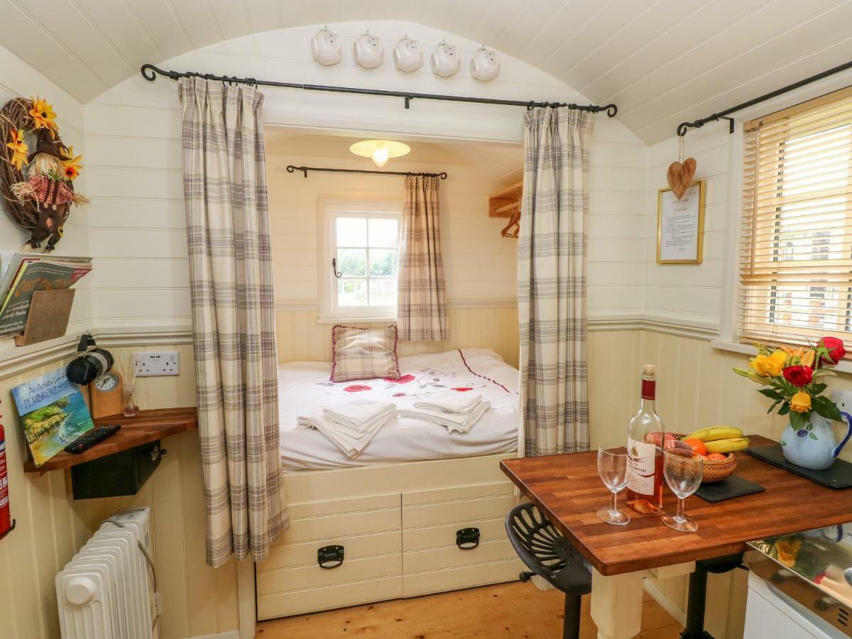 Shepherds Hut - The Crook Milford Haven Zewnętrze zdjęcie